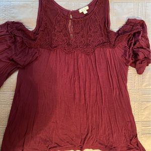 Eyeshadow bare shoulders shirt.